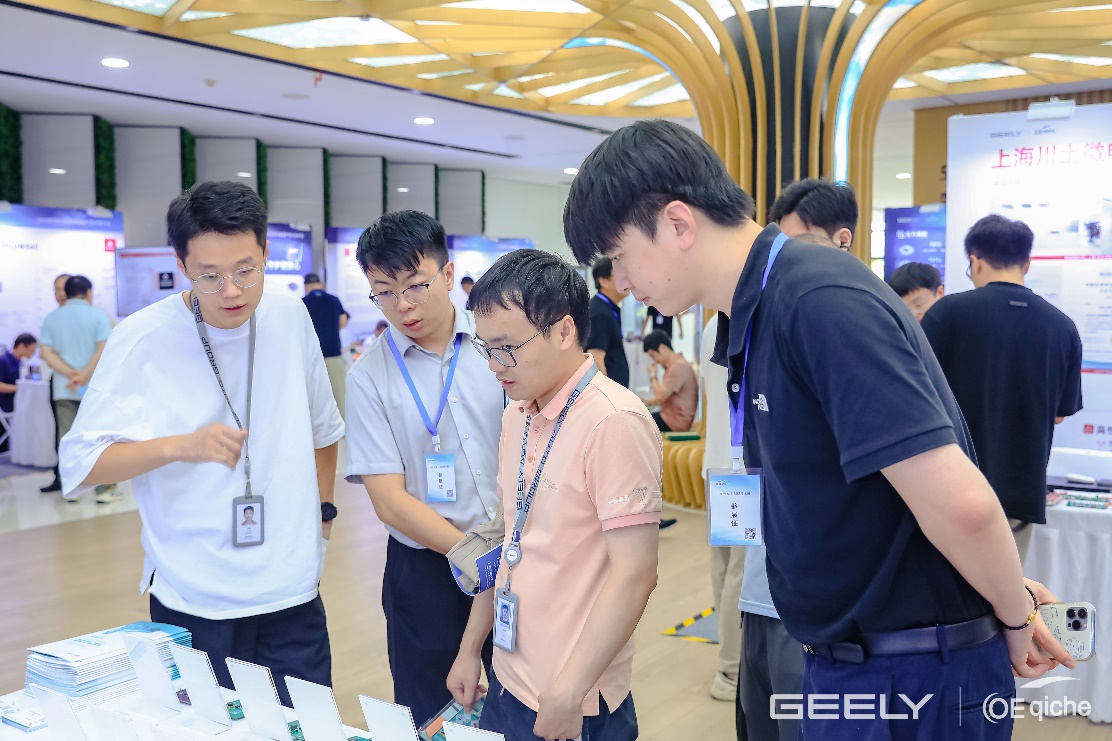 图片包括 人, 室内, 男子, 站AI 天生的内容可能不准确。。。。。。。。