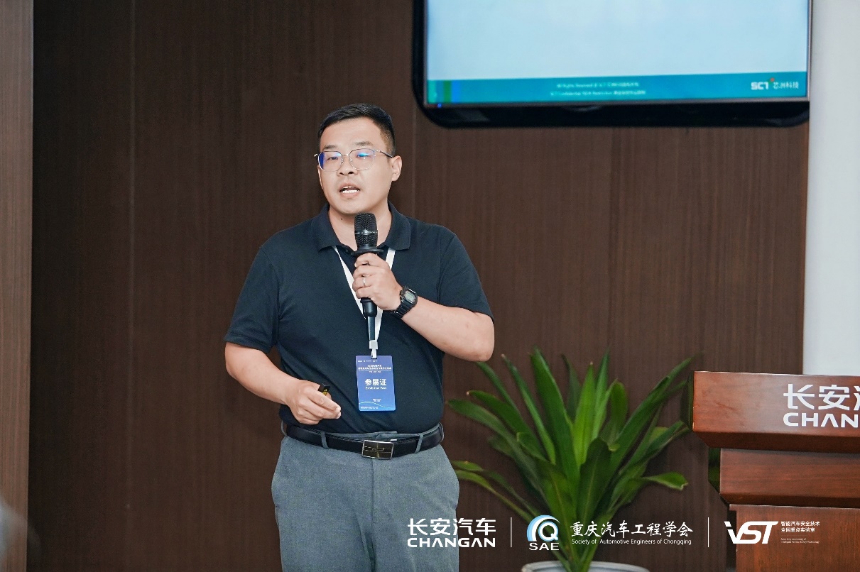 戴帽子的人在电视前AI 天生的内容可能不准确。。。。。。。。